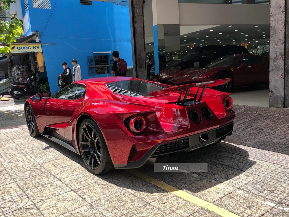 Ford GT thế hệ thứ 2 khoe d&aacute;ng tr&ecirc;n đường phố S&agrave;i th&agrave;nh ngay trước mặt si&ecirc;u xe Ferrari 488 Pista Spider thứ 2 về nước