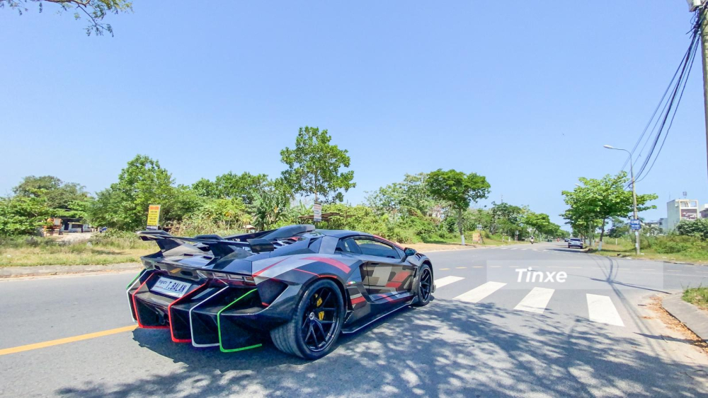 G&oacute;i độ đắt đỏ v&agrave; si&ecirc;u hiếm của h&atilde;ng độ Duke Dynamics đ&atilde; gi&uacute;p Lamborghini Aventador LP700-4 lột x&aacute;c qua nhiều phi&ecirc;n bản kh&aacute;c nhau nhưng ấn tượng nhất l&agrave; phần đu&ocirc;i xe với khuếch t&aacute;n lấy &yacute; tưởng của si&ecirc;u phẩm triệu đ&ocirc; Lamborghini Centenario.