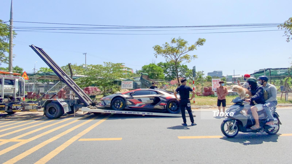 C&oacute; kh&aacute; đ&ocirc;ng người d&acirc;n hiếu kỳ đ&atilde; dừng lại để xem m&agrave;n vận chuyển si&ecirc;u xe rất ho&agrave;nh tr&aacute;ng n&agrave;y