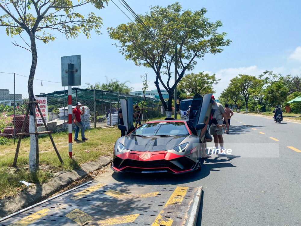 Ngoại thất mới của chiếc xe Lamborghini Aventador độ Duke Dynamics cũng &ocirc;ng chủ xưởng độ xe c&oacute; tiếng tại quận 7 với 2 m&agrave;u ch&iacute;nh l&agrave; bạc v&agrave; đỏ kết hợp c&ugrave;ng sợi carbon tr&ecirc;n bản độ đắt gi&aacute;. C&aacute;c m&agrave;u sắc n&agrave;y được trộn với nhau theo phong c&aacute;ch rằn ri.