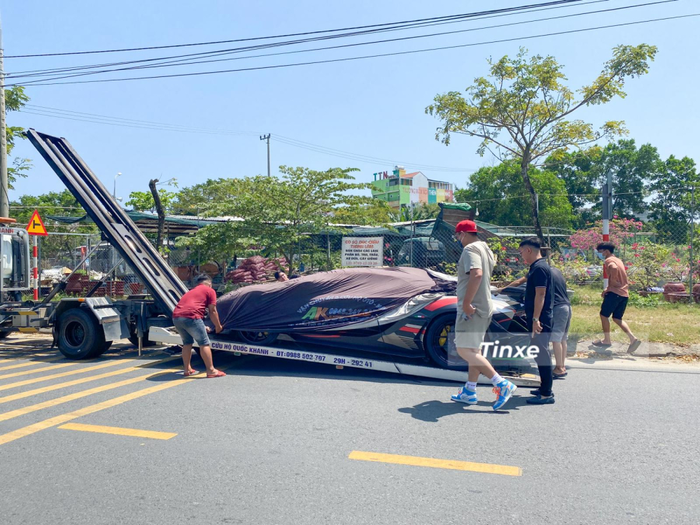 Ngay sau đ&oacute; một chiếc xe cứu hộ được hạ th&ugrave;ng xe để si&ecirc;u xe Lamborghini Aventador độ Duke Dynamics l&ugrave;i xuống đường. Đ&acirc;y l&agrave; si&ecirc;u xe duy nhất được đưa xuống đường, 8 chiếc xe c&ograve;n lại vẫn nằm tr&ecirc;n xe cứu hộ.