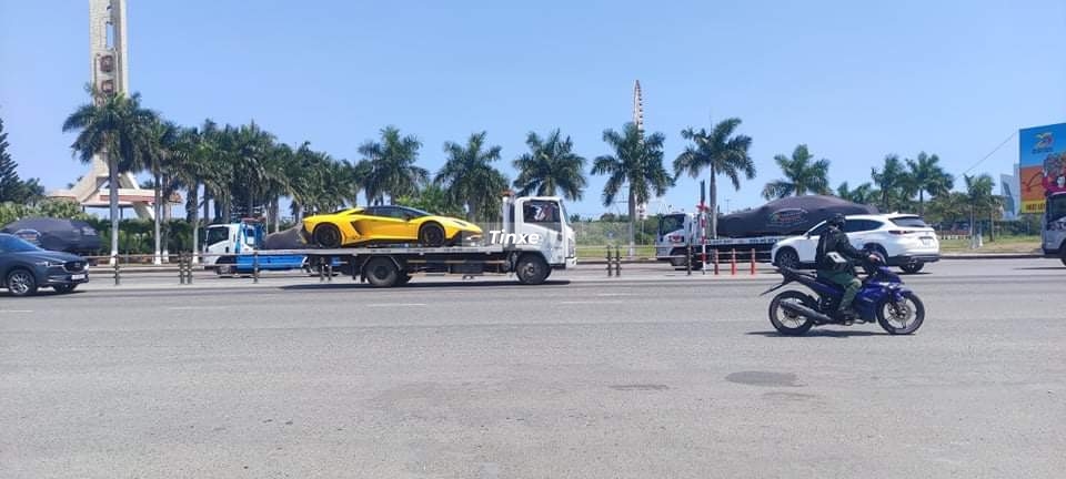 H&igrave;nh ảnh hy hữu khi xe cứu hộ chở Lamborghini Aventador SV Roadster chạy tr&ecirc;n đường th&igrave; đo&agrave;n xe cứu hộ chở theo si&ecirc;u xe của Ho&agrave;ng Kim Kh&aacute;nh chạy hướng ngược lại