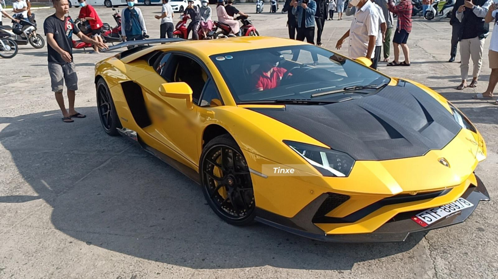 C&ugrave;ng với si&ecirc;u xe giới hạn Lamborghini Aventador SVJ, Lamborghini Aventador S LP740-4 của Ho&agrave;ng Kim Kh&aacute;nh được đ&aacute;nh gi&aacute; c&oacute; ống xả kh&ocirc;ng mấy th&acirc;n thiện.