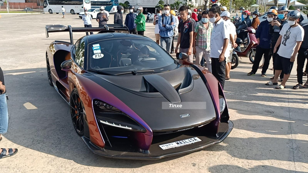 Biển người trong tiệc si&ecirc;u xe ng&agrave;y đầu ti&ecirc;n của Ho&agrave;ng Kim Kh&aacute;nh tổ chức tại Đ&agrave; Nẵng d&ugrave; thiếu Koenigsegg Regera