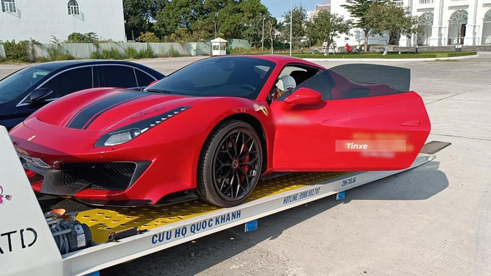 Si&ecirc;u xe mui trần Ferrari 488 Pista Spider đang chuẩn bị được l&ugrave;i xuống mặt đường.