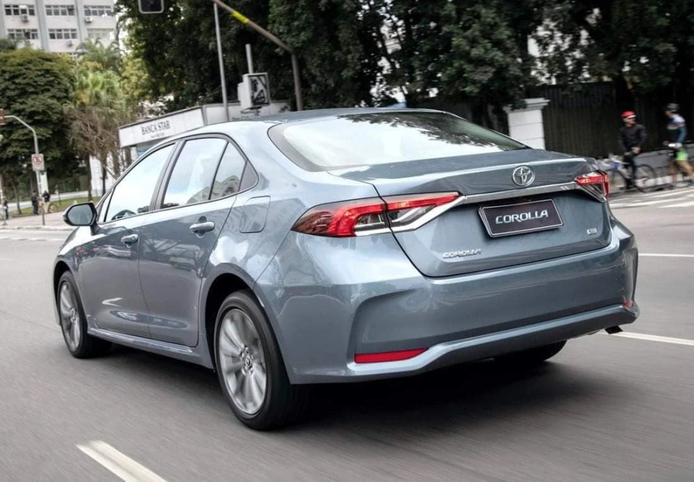Ở thế hệ mới, Toyota Corolla Altis 2022 có thiết kế ngoại thất trẻ trung và hiện đại hơn cùng nhiều đường nét gợi nhớ đến đàn anh Camry do mẫu xe này cũng được phát triển cơ sở gầm bệ TNGA.