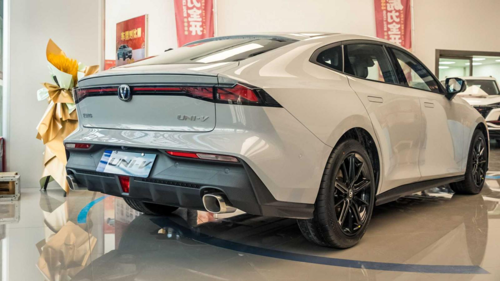 Phía sau của Changan UNI-V 2022