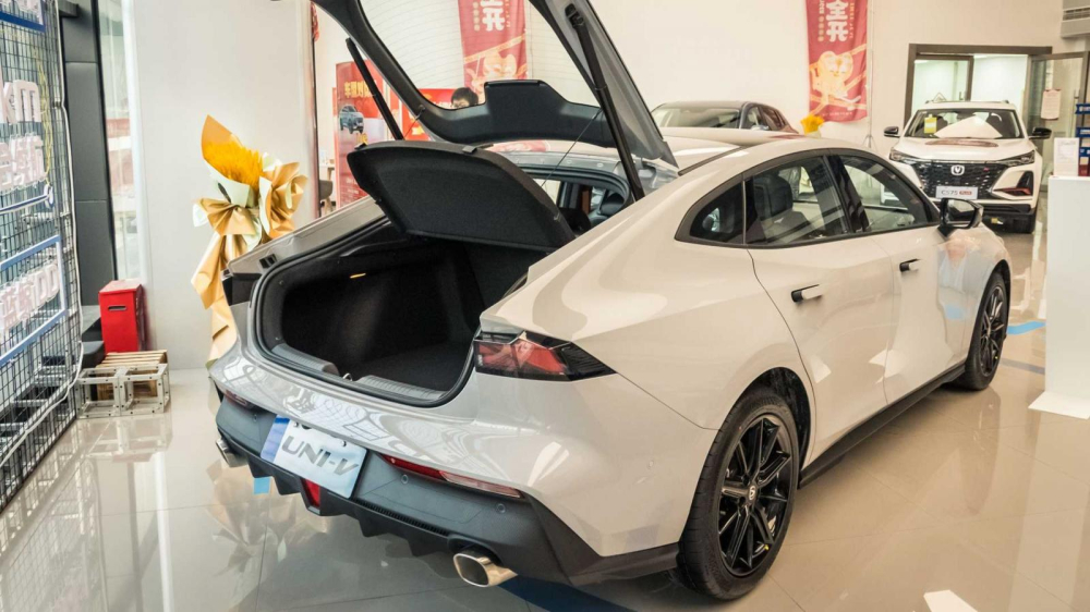 Changan UNI-V 2022 khi mở cửa cốp