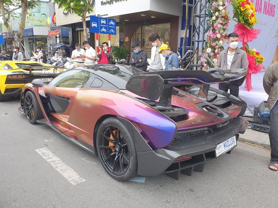 9 giờ 30 ph&uacute;t s&aacute;ng, Ho&agrave;ng Kim Kh&aacute;nh đ&atilde; c&oacute; mặt tại nơi Koenigsegg Regera đang nằm tr&ecirc;n xe cứu hộ, l&uacute;c n&agrave;y, h&agrave;ng trăm người d&acirc;n cũng như c&aacute;c bạn trẻ m&ecirc; xe đang tập trung trước con đường Nguyễn Văn Linh để chờ đ&oacute;n Koenigsegg Regera họp mặt với McLaren Senna c&ugrave;ng h&agrave;ng loạt si&ecirc;u xe kh&aacute;c.