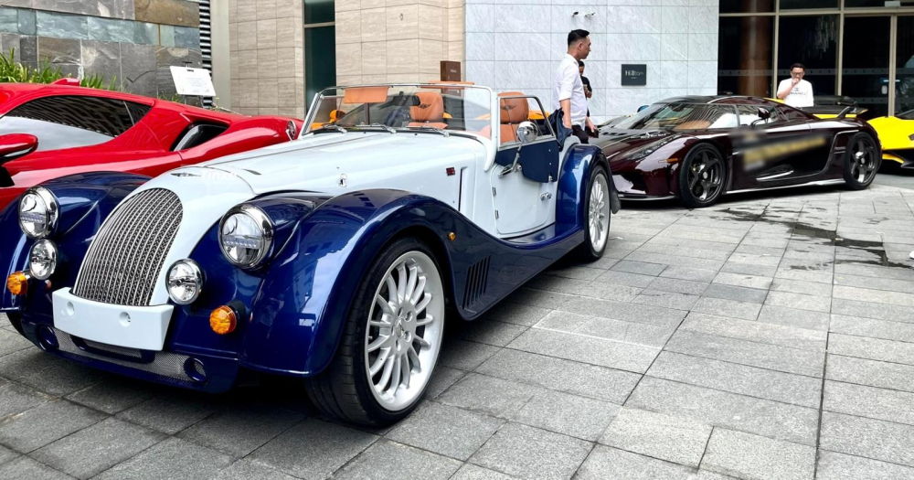 Morgan Plus Six vẫn không hề bị lu mờ khi đỗ trước siêu phẩm Koenigsegg Regera