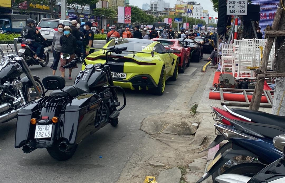 D&agrave;n si&ecirc;u xe của Ho&agrave;ng Kim Kh&aacute;nh xếp h&agrave;ng d&agrave;i tr&ecirc;n đường c&ugrave;ng c&aacute;c xe m&ocirc; t&ocirc; khủng. Dự kiến 10 giờ Koenigsegg Regera sẽ xuất hiện.