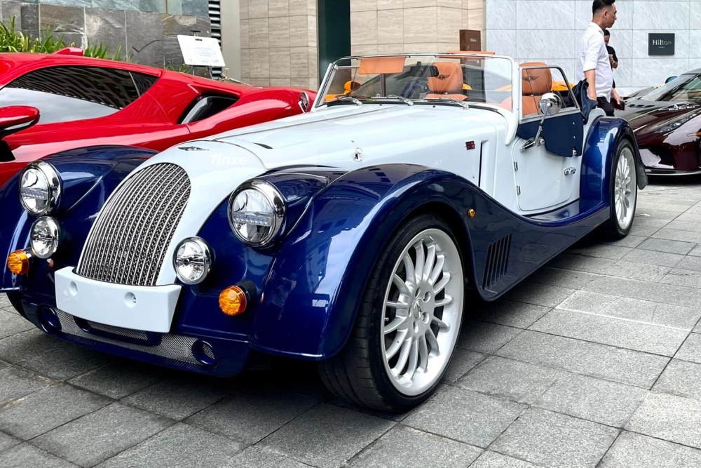 Morgan Plus Six khi mở mui