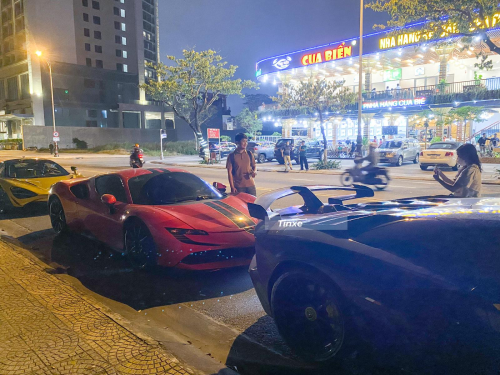 Đ&acirc;y ch&iacute;nh l&agrave; si&ecirc;u xe Ferrari SF90 Stradale đầu ti&ecirc;n về nước v&agrave; nay được chủ nh&acirc;n d&aacute;n th&ecirc;m 2 sọc đề-can m&agrave;u đen để tạo điểm nhấn