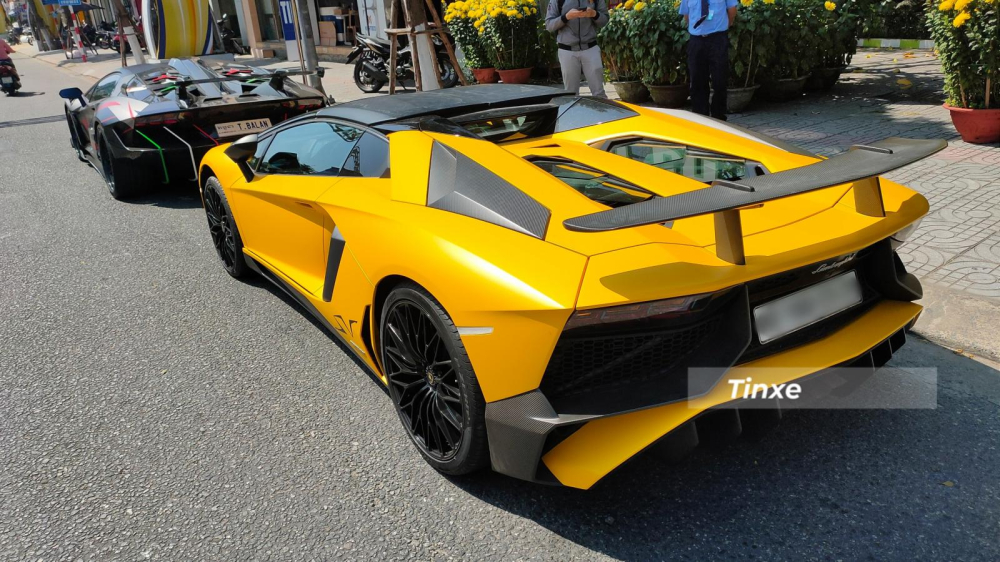 Lamborghini Aventador độ Duke Dynamics và phía sau là Lamborghini Aventador SV Roadser Lamborghini Aventador độ Duke Dynamics và phía sau là Lamborghini Aventador SV Roadser