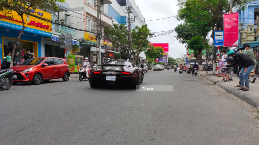 Đ&acirc;y l&agrave; 1 trong 80 si&ecirc;u xe megacar Koenigsegg Regera được sản xuất tr&ecirc;n to&agrave;n thế giới v&agrave; đại gia Ho&agrave;ng Kim Kh&aacute;nh l&agrave; người Việt đầu ti&ecirc;n để hữu mẫu xe n&agrave;y. Gi&aacute; xe Koenigsegg Regera tại nước ngo&agrave;i từ 43 tỷ đồng nhưng vợ của Ho&agrave;ng Kim Kh&aacute;nh cho biết phải chi ra số tiền gần 200 tỷ đồng để sở hữu si&ecirc;u phẩm n&agrave;y.