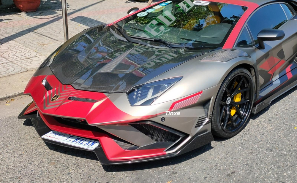 Trong đó hốc gió bên hông lấy cảm hứng từ Lamborghini Aventador S Trong đó hốc gió bên hông lấy cảm hứng từ Lamborghini Aventador S