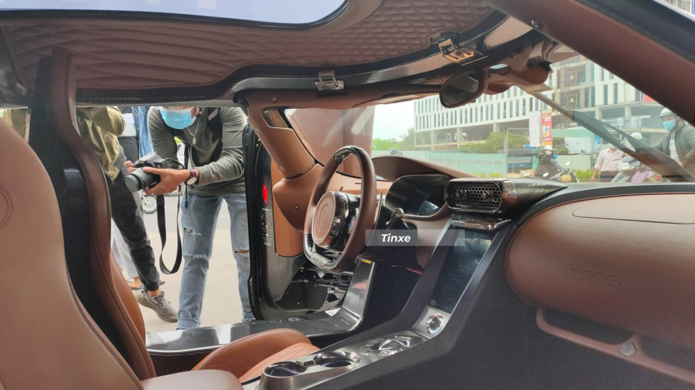 Nội thất xe Koenigsegg Regera của Ho&agrave;ng Kim Kh&aacute;nh. Koenigsegg Regera được trang bị hệ dẫn động hybrid bao gồm động cơ m&aacute;y xăng V8, Biturbo, dung t&iacute;ch 5.0 l&iacute;t kệt hợp c&ugrave;ng 3 m&ocirc;-tơ điện. C&ocirc;ng suất tổng cộng tr&ecirc;n si&ecirc;u xe Koenigsegg Regera l&agrave; 1.500 m&atilde; lực n&ecirc;n chắc chắn l&agrave; si&ecirc;u xe đắt v&agrave; mạnh nhất tại Việt Nam. M&ocirc;-men xoắn cực đại của Koenigsegg Regera sẽ l&agrave; 2.000 Nm.