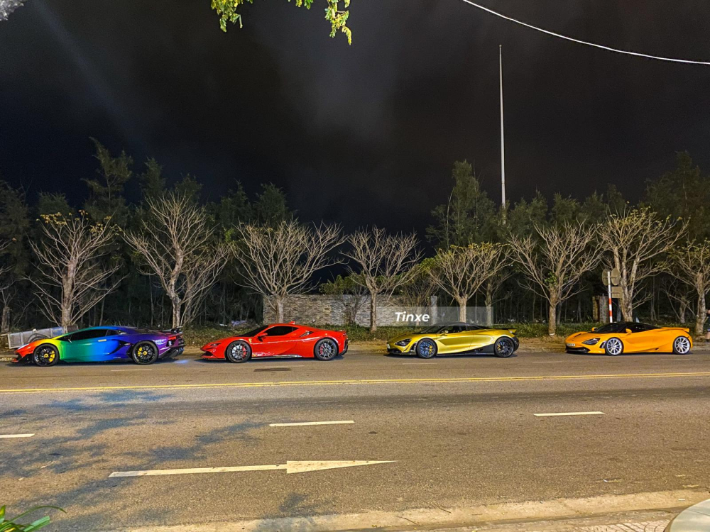Từ tr&ecirc;n xuống dưới bao gồm si&ecirc;u xe giới hạn Lamborghini Aventador SVJ mang bộ &aacute;o 7 sắc cầu vồng, si&ecirc;u xe Ferrari SF90 Stradale c&ugrave;ng cặp xe McLaren 720S với bản Spider v&agrave; Coupe
