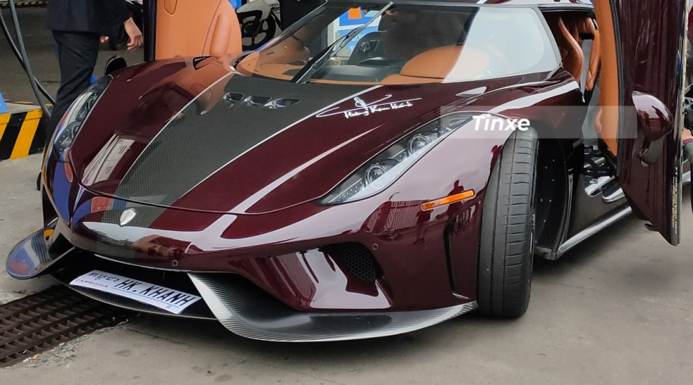 Biển số xe Koenigsegg Regera mang t&ecirc;n của Ho&agrave;ng Kim Kh&aacute;nh v&agrave; tr&ecirc;n nắp cap&ocirc;, đại gia n&agrave;y cũng k&yacute; t&ecirc;n l&ecirc;n si&ecirc;u phẩm megacar m&igrave;nh sở hữu.