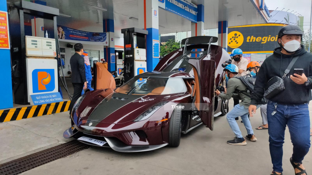 Koenigsegg Regera ngay khi được mang ra đường chạy đã được Hoàng Kim Khánh đưa đến 1 cây xăng để đổ đầy bình Koenigsegg Regera ngay khi được mang ra đường chạy đã được Hoàng Kim Khánh đưa đến 1 cây xăng để đổ đầy bình