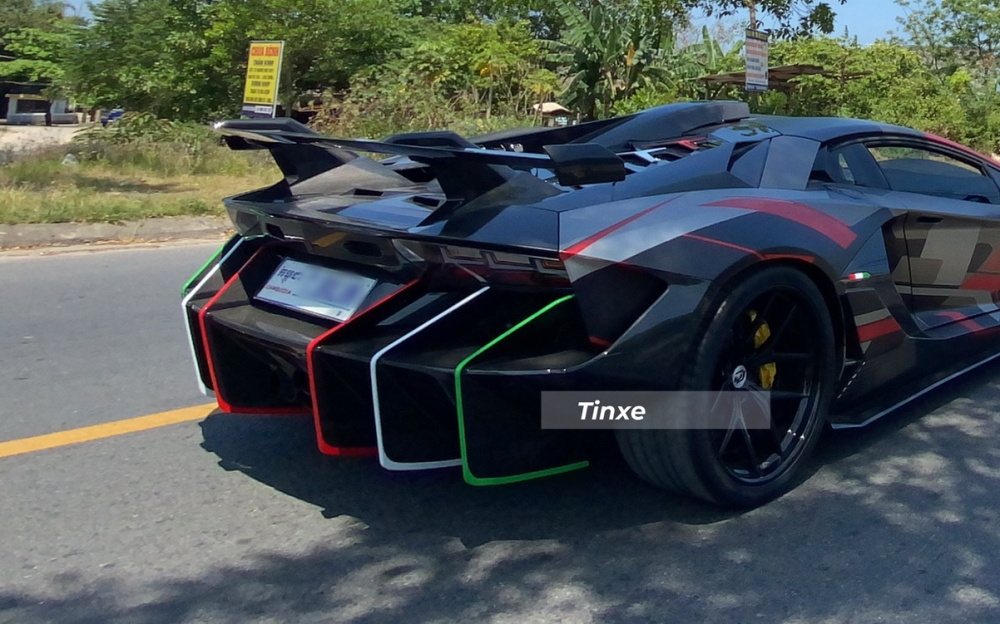 Và ấn tượng nhất vẫn là khuếch tán gió của siêu phẩm triệu đô Lamborghini Centenario Và ấn tượng nhất vẫn là khuếch tán gió của siêu phẩm triệu đô Lamborghini Centenario