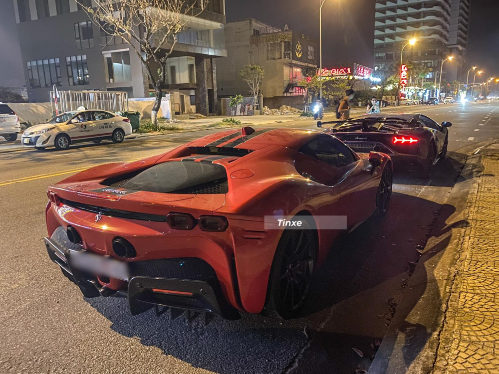 Ferrari SF90 Stradale v&agrave; ph&iacute;a tr&ecirc;n l&agrave; xe giới hạn Lamborghini Aventador SVJ