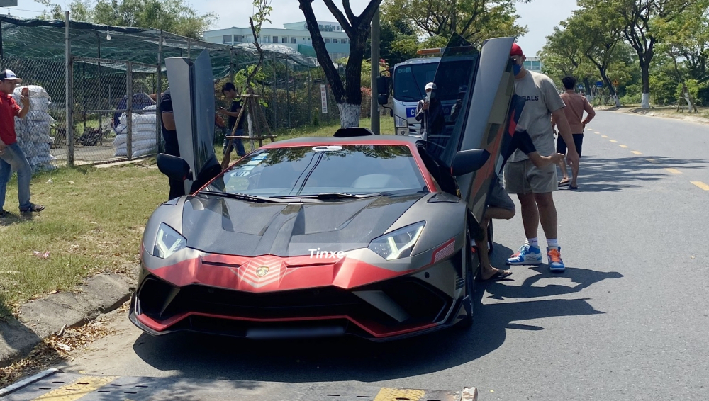 Chủ nhân của chiếc xe Lamborghini Aventador độ Duke Dynamics đã dán bộ áo mới cho xe Chủ nhân của chiếc xe Lamborghini Aventador độ Duke Dynamics đã dán bộ áo mới cho xe