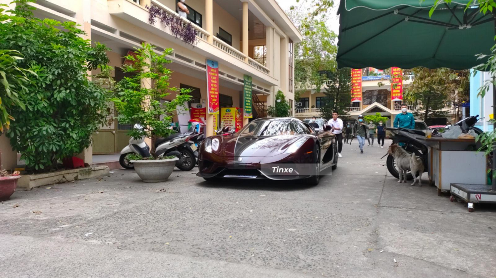 D&ugrave; c&oacute; mặt tại Đ&agrave; Nẵng v&agrave;o trưa ng&agrave;y 4 th&aacute;ng 3 năm 2022, tuy nhi&ecirc;n, Ho&agrave;ng Kim Kh&aacute;nh vẫn cho Koenigsegg Regera nằm tr&ecirc;n xe chuy&ecirc;n dụng v&agrave; tr&ugrave;m bạt cho đến s&aacute;ng h&ocirc;m nay mới được th&aacute;o bạt. Sau gần 1 tiếng vật lộn với si&ecirc;u phẩm Koenigsegg Regera, Ho&agrave;ng Kim Kh&aacute;nh cũng đ&atilde; ch&iacute;nh thức cầm l&aacute;i mẫu si&ecirc;u xe triệu đ&ocirc; đắt đỏ từ Ủy ban nh&acirc;n d&acirc;n phường Nam Dương để tiến ra ngo&agrave;i đường v&agrave; di chuyển về địa điểm tập kết đang c&oacute; 1 d&agrave;n si&ecirc;u xe xếp h&agrave;ng d&agrave;i tr&ecirc;n đường Nguyễn Văn Linh.