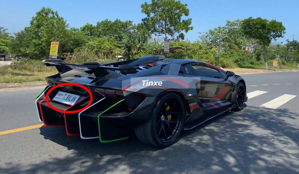 Chiếc xe Lamborghini Aventador LP700-4 độ Duke Dynamics mang tên của ông chủ showroom đã nhập rất nhiều siêu xe biển số Campuchia về Việt Nam, trong đó có Porsche 918 Spyder, Koenigsegg Regera và McLaren Senna Chiếc xe Lamborghini Aventador LP700-4 độ Duke Dynamics mang tên của ông chủ showroom đã nhập rất nhiều siêu xe biển số Campuchia về Việt Nam, trong đó có Porsche 918 Spyder, Koenigsegg Regera và McLaren Senna