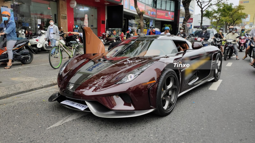 Koenigsegg Regera của Ho&agrave;ng Kim Kh&aacute;nh c&oacute; m&agrave;u sơn đỏ carbon