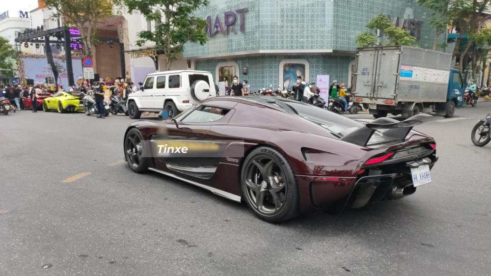 Si&ecirc;u xe triệu đ&ocirc; Koenigsegg Regera của Ho&agrave;ng Kim Kh&aacute;nh kh&ocirc;ng c&oacute; hộp số như c&aacute;c mẫu si&ecirc;u xe truyền thống kh&aacute;c, thay v&agrave;o đ&oacute;, h&atilde;ng si&ecirc;u xe Koenigsegg sẽ sử dụng cơ cấu truyền động trực tiếp Direct Drive cho mẫu xe Regera của m&igrave;nh để gi&uacute;p xe c&oacute; khả năng tăng tốc từ vị tr&iacute; xuất ph&aacute;t l&ecirc;n 100 km/h trong thời gian 2,8 gi&acirc;y trước khi đạt vận tốc tối đa 400 km/h.