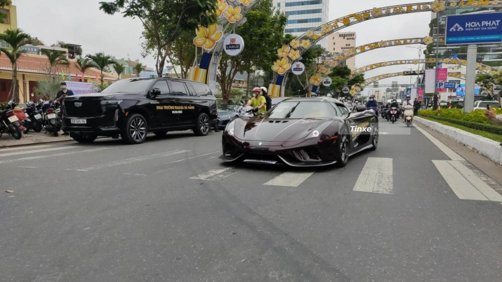 Số tiền m&agrave; vợ chồng Ho&agrave;ng Kim Kh&aacute;nh bỏ ra để sở hữu si&ecirc;u phẩm nh&agrave; Koenigsegg kh&ocirc;ng được tiết lộ nhưng gi&aacute; xe Koenigsegg Regera l&uacute;c mới xuất xưởng v&agrave;o khoảng 1,9 triệu đ&ocirc; la chưa đi k&egrave;m c&aacute;c t&ugrave;y chọn, ước t&iacute;nh kh&aacute;ch h&agrave;ng sở hữu xe Koenigsegg Regera phải bỏ ra &iacute;t nhất 2,2 triệu đ&ocirc; la nếu mua xe từ nh&agrave; m&aacute;y v&agrave; khi mua từ đại l&yacute; sẽ c&oacute; ch&ecirc;nh lệch cao hơn.