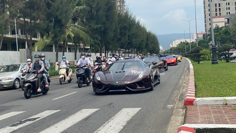 D&agrave;n si&ecirc;u xe của Ho&agrave;ng Kim Kh&aacute;nh v&agrave; những người bạn di chuyển theo đo&agrave;n, dẫn đầu l&agrave; Koenigsegg Regera c&ugrave;ng McLaren Senna