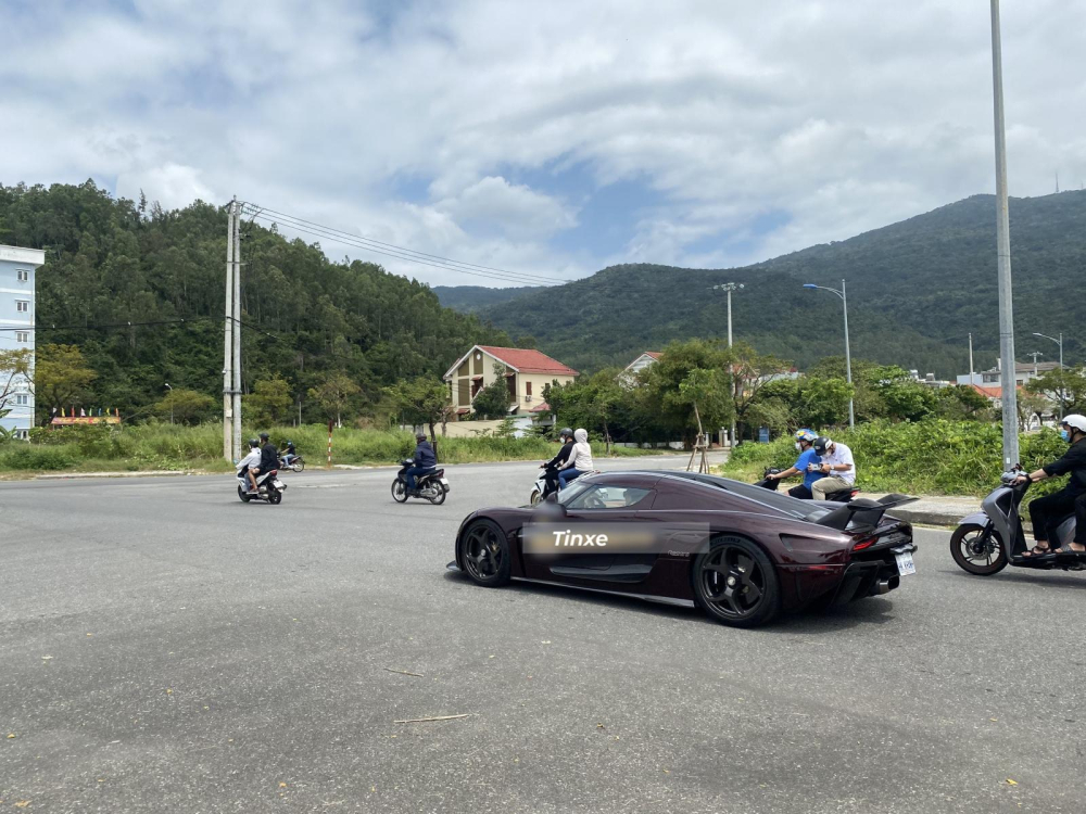 Sự c&oacute; mặt của Koenigsegg Regera tại Việt Nam đ&atilde; khiến phong tr&agrave;o chơi si&ecirc;u xe tại dải đất h&igrave;nh chữ S bước l&ecirc;n tầm cao mới với ph&acirc;n kh&uacute;c xe megacar,những mẫu xe c&oacute; c&ocirc;ng suất tr&ecirc;n 1 megawatt, tương đương 1.341 m&atilde; lực