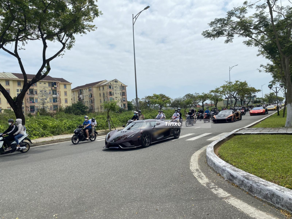 Koenigsegg Regera cùng McLaren Senna của Hoàng Kim Khánh di chuyển cùng nhau trên đường