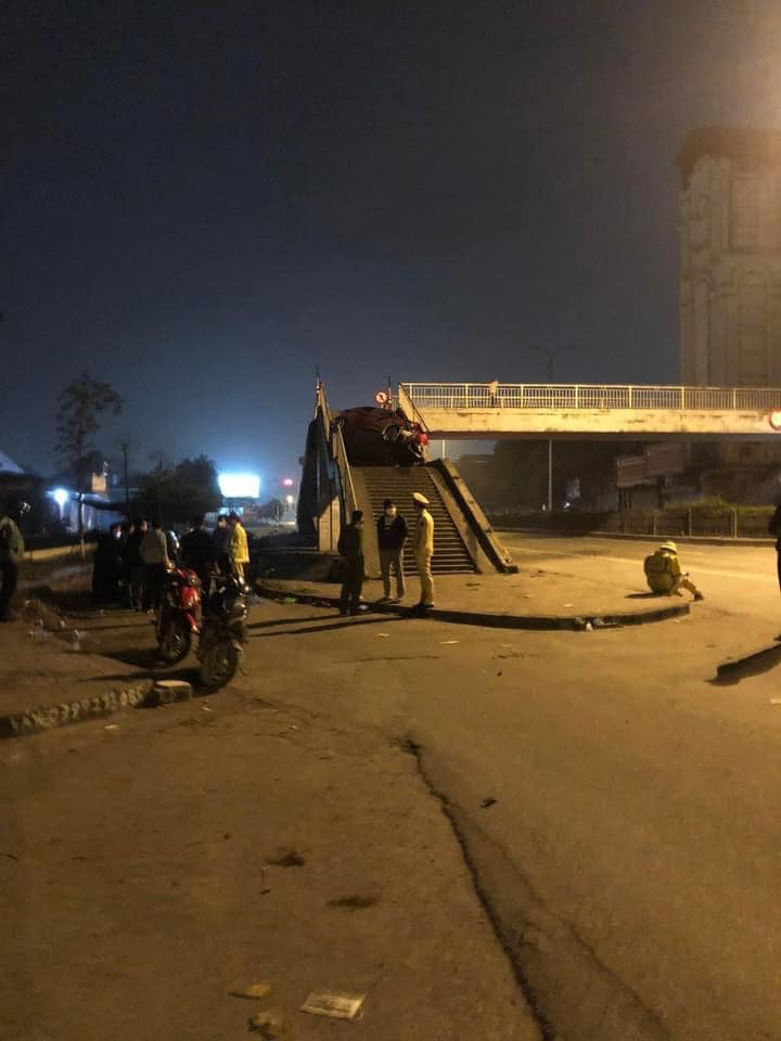 &Ocirc; t&ocirc; Kia Morning lao l&ecirc;n cầu vượt d&agrave;nh cho người đi bộ