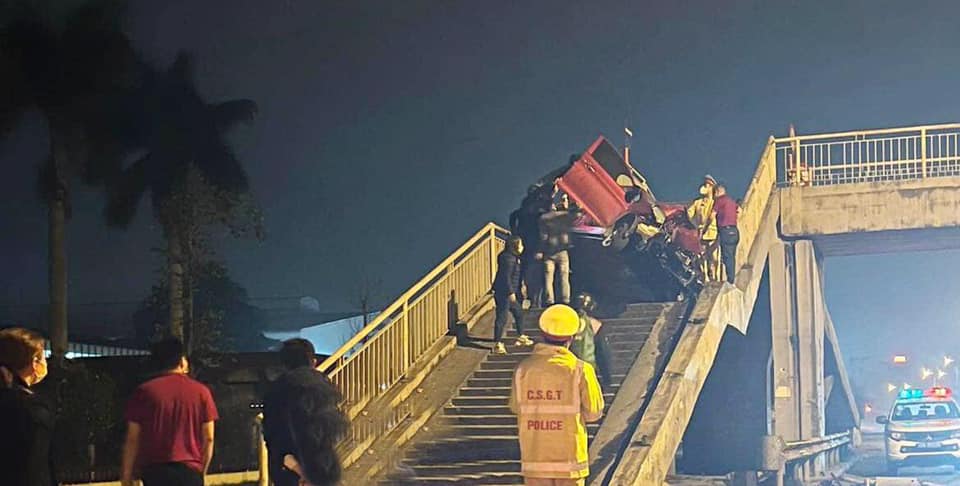 Chiếc &ocirc; t&ocirc; Kia Morning bị hư hỏng nặng sau vụ tai nạn
