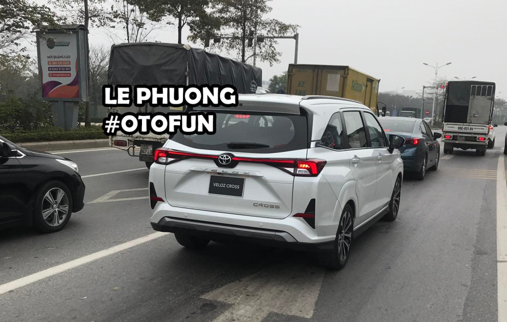 Toyota Veloz Cross 2022 bị bắt gặp tr&ecirc;n đường H&agrave; Nội trước khi ra mắt trong th&aacute;ng n&agrave;y
