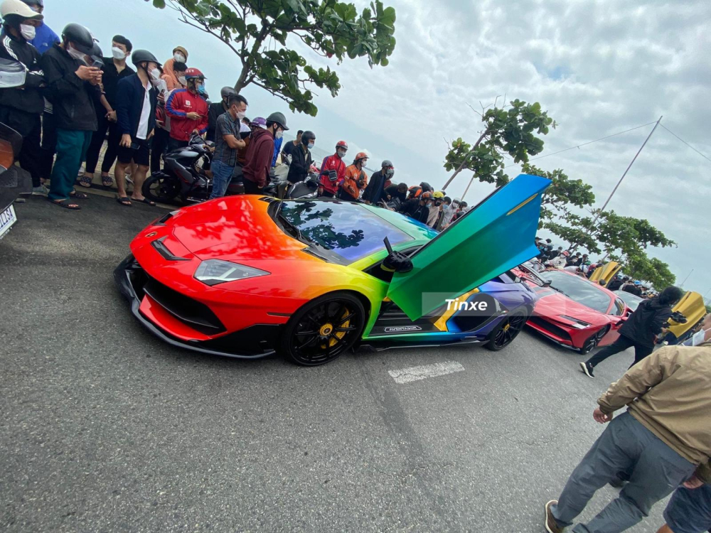 Lamborghini Aventador SVJ Coupe này vốn có màu vàng nhưng được thay áo 7 sắc cầu vồng Lamborghini Aventador SVJ Coupe này vốn có màu vàng nhưng được thay áo 7 sắc cầu vồng
