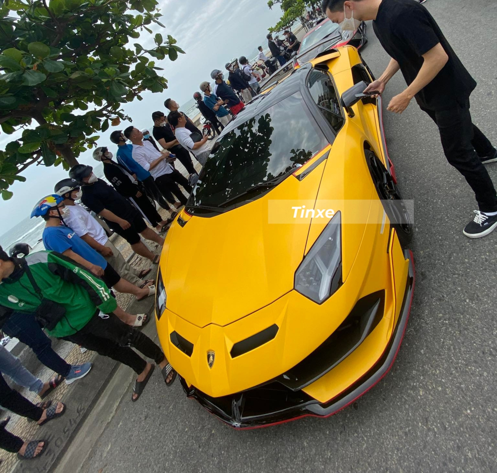 Chiếc si&ecirc;u xe Lamborghini Aventador SVJ mui trần n&agrave;y được trang tr&iacute; th&ecirc;m sọc đề-can đỏ ở cản va trước