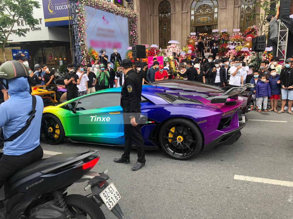 Chiếc siêu xe còn thiếu là Lamborghini Aventador SVJ Coupe màu 7 sắc cầu vồng được dán bằng đề can Chiếc siêu xe còn thiếu là Lamborghini Aventador SVJ Coupe màu 7 sắc cầu vồng được dán bằng đề can