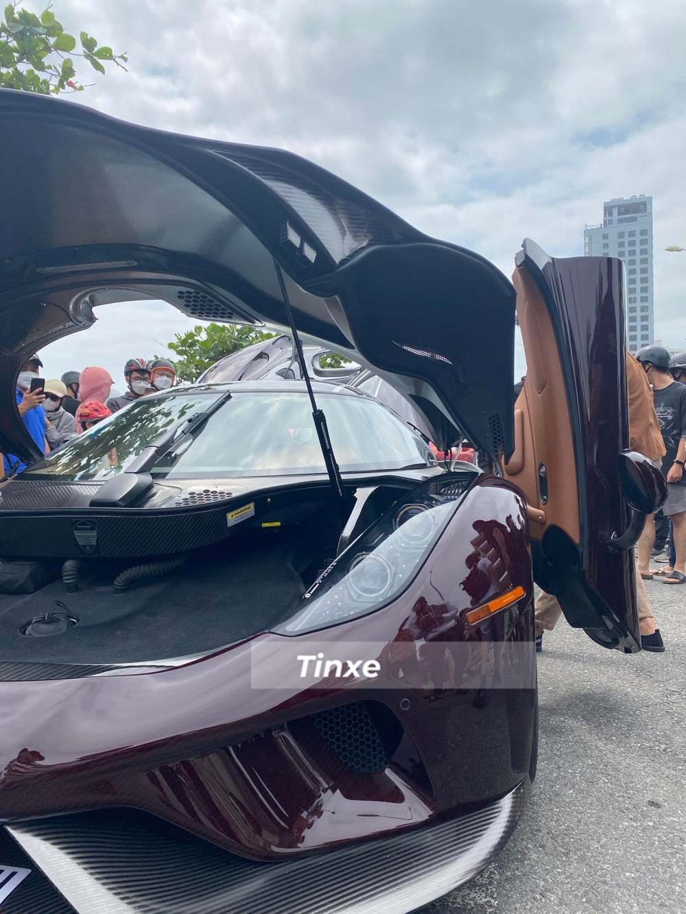 Koenigsegg Regera của Ho&agrave;ng Kim Kh&aacute;nh c&oacute; m&agrave;u đỏ carbon