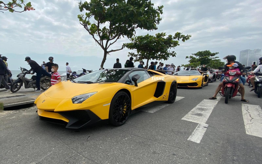 Lamborghini Aventador SV Roadster và đàn em đỗ phía sau là Lamborghini Aventador SVJ mui trần Lamborghini Aventador SV Roadster và đàn em đỗ phía sau là Lamborghini Aventador SVJ mui trần