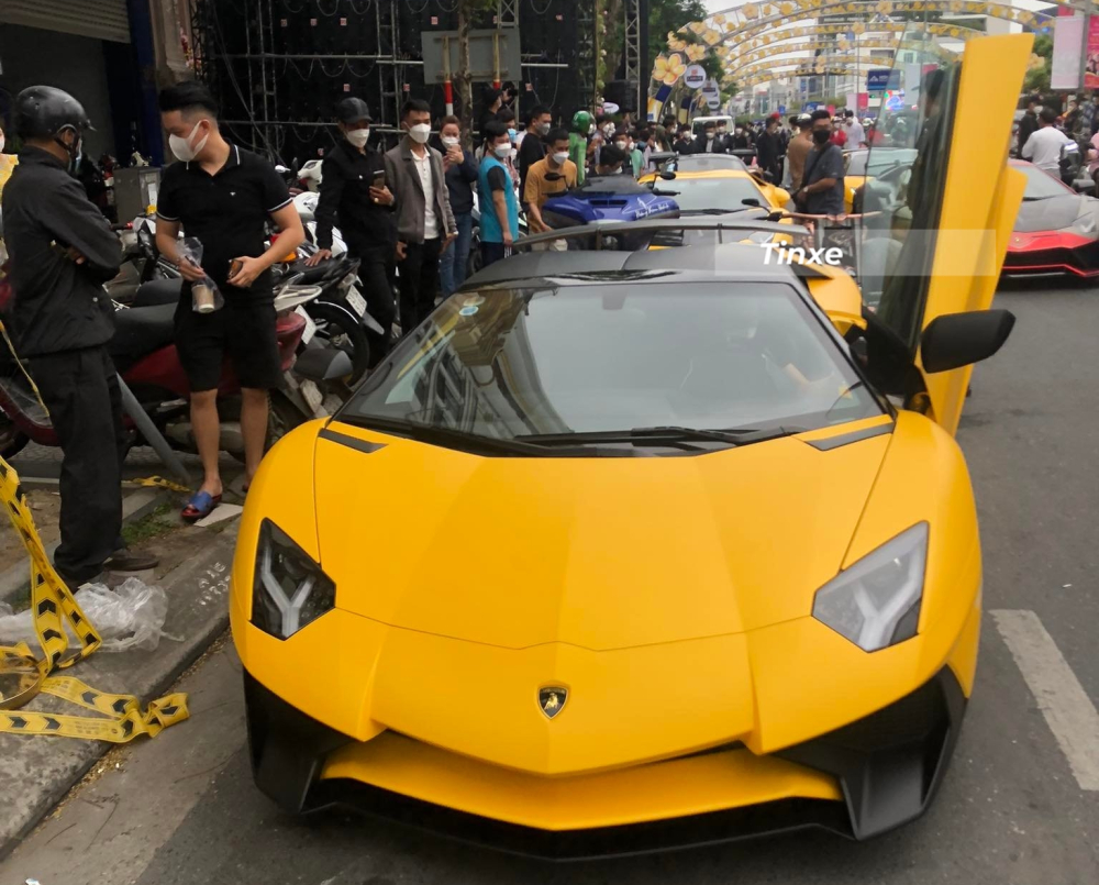 5 chiếc siêu xe đỗ cạnh nhau, dẫn đầu là Lamborghini Aventador SV Roadster, phía sau là Lamborghini Aventador S và Lamborghini Aventador SVJ Coupe, còn 2 chiếc siêu xe đỗ bên phải là Lamborghini Aventador độ Duke Dynamics và Lamborghini Aventador SVJ Roadster 5 chiếc siêu xe đỗ cạnh nhau, dẫn đầu là Lamborghini Aventador SV Roadster, phía sau là Lamborghini Aventador S và Lamborghini Aventador SVJ Coupe, còn 2 chiếc siêu xe đỗ bên phải là Lamborghini Aventador độ Duke Dynamics và Lamborghini Aventador SVJ Roadster