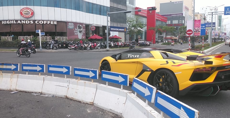 Xe mang m&agrave;u sơn v&agrave;ng rất đẹp mắt