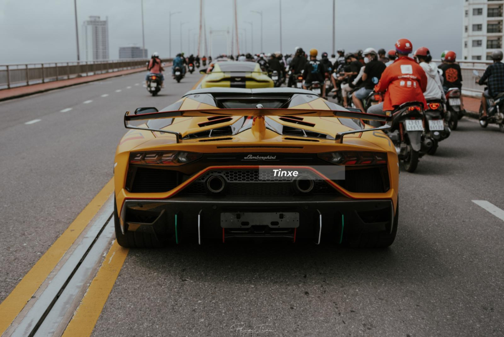 Lamborghini Aventador SVJ mui trần nh&igrave;n từ ph&iacute;a sau, khuếch t&aacute;n gi&oacute; được chủ nh&acirc;n d&aacute;n th&ecirc;m sọc m&agrave;u xanh l&aacute; c&acirc;y, trắng v&agrave; đỏ
