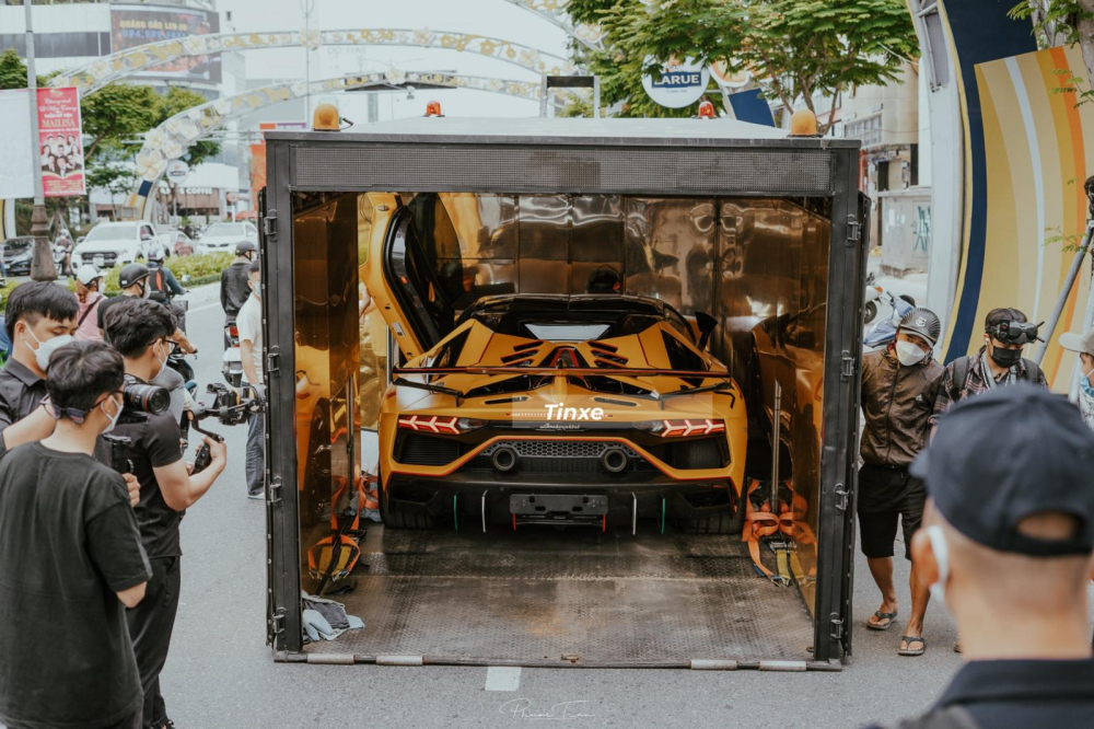 Si&ecirc;u xe Lamborghini Aventador SVJ Roadster được vận chuyển bằng xe cứu hộ VIP đến Đ&agrave; Nẵng, để v&agrave;o trong xe, b&ecirc;n h&ocirc;ng th&ugrave;ng xe cứu hộ sẽ c&oacute; cửa mở ra 
