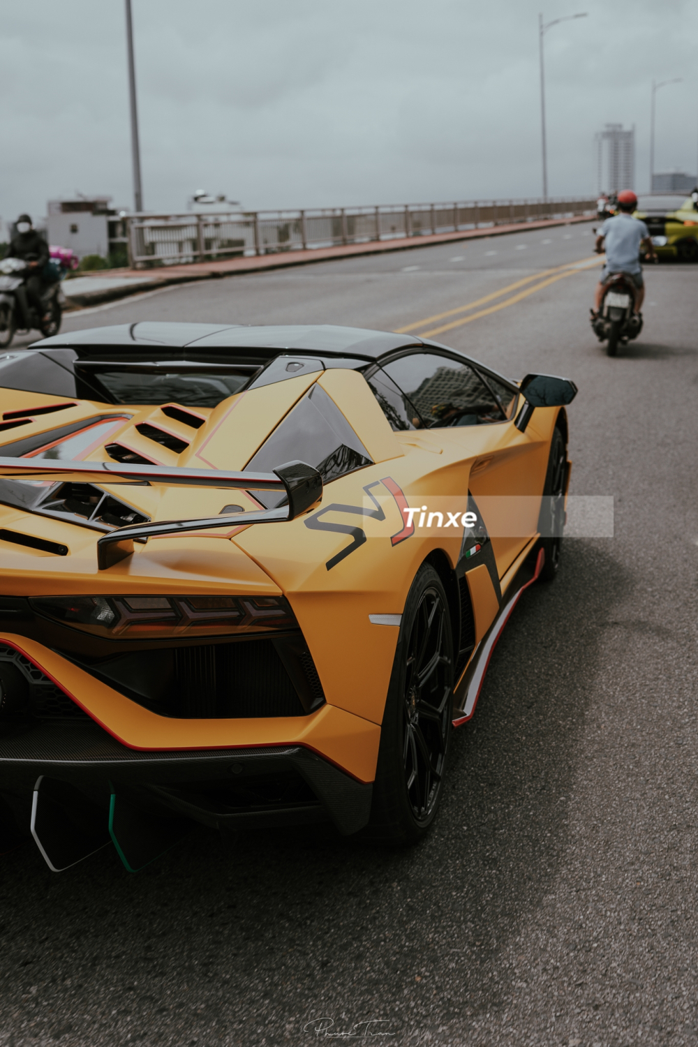 T&ugrave;y chọn logo SVJ tr&ecirc;n v&ograve;m b&aacute;nh xe sau của xe Lamborghini Aventador SVJ Roadster 