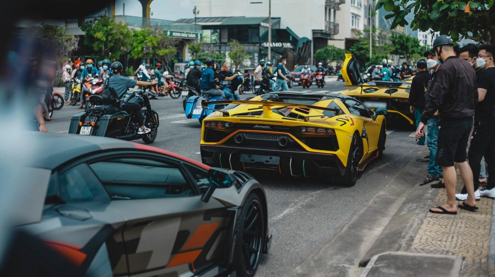 Bức ảnh rất hiếm hoi về 2 chiếc siêu xe giới hạn bản mui trần của nhà Lamborghini là Aventador SV Roadster và Aventador SVJ Roadster đỗ gần nhau Bức ảnh rất hiếm hoi về 2 chiếc siêu xe giới hạn bản mui trần của nhà Lamborghini là Aventador SV Roadster và Aventador SVJ Roadster đỗ gần nhau
