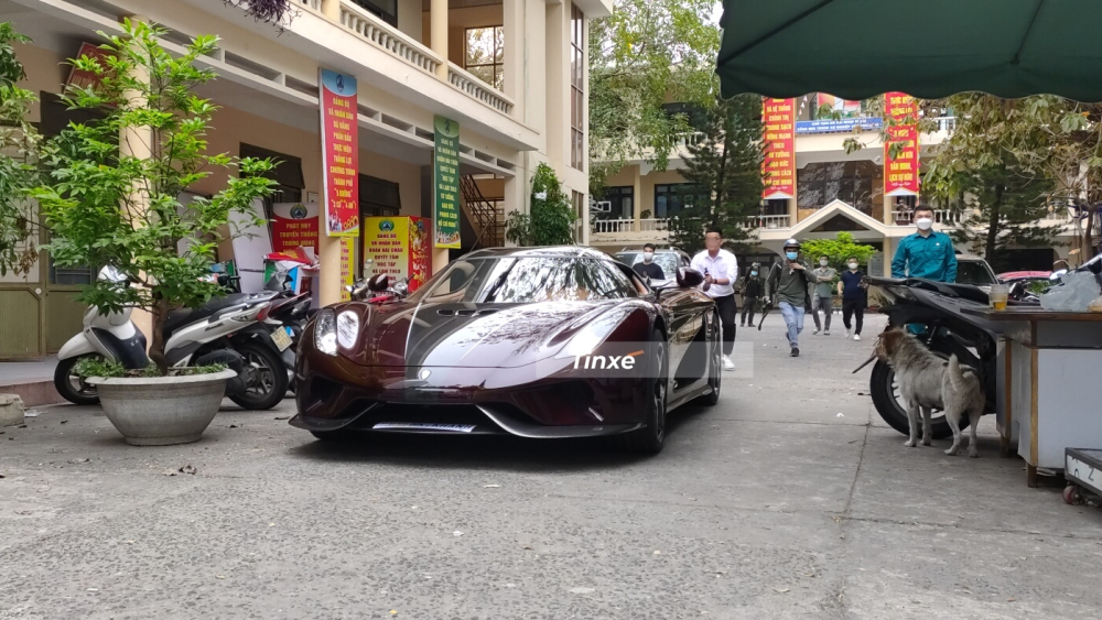 Đ&acirc;y ch&iacute;nh l&agrave; địa điểm đầu ti&ecirc;n khi Ho&agrave;ng Kim Kh&aacute;nh l&aacute;i xe Koenigsegg Regera rời khỏi UBND phường